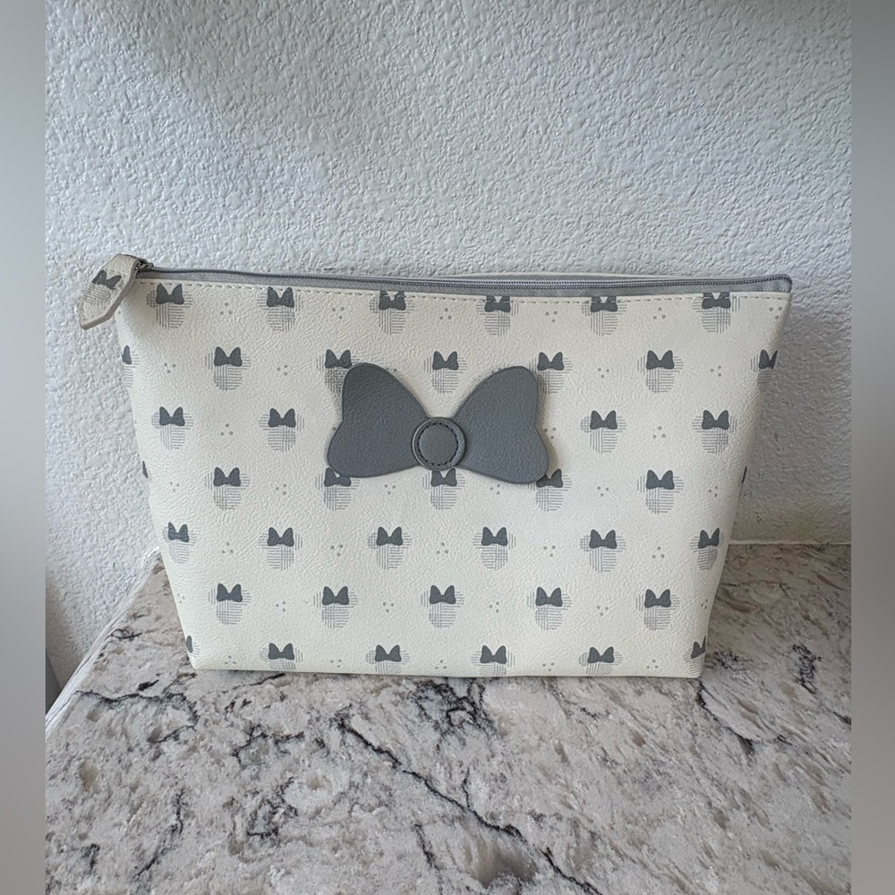 Danielle Nicole Disney Cosmetic Bag With Minnie Mouse Gray Bow